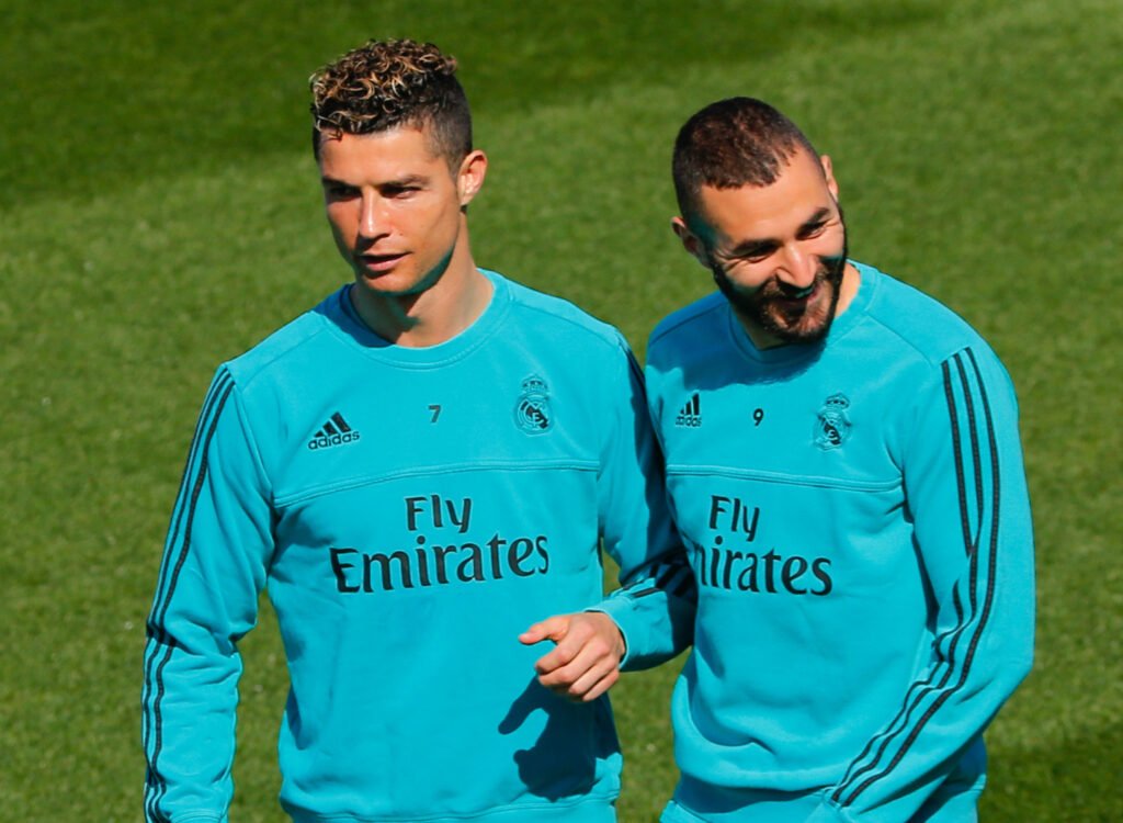 dans cet article, découvrez les réflexions de karim benzema sur son ancien coéquipier cristiano ronaldo. explorez les anecdotes, l'impact de ronaldo sur sa carrière et leur relation sur et en dehors du terrain.