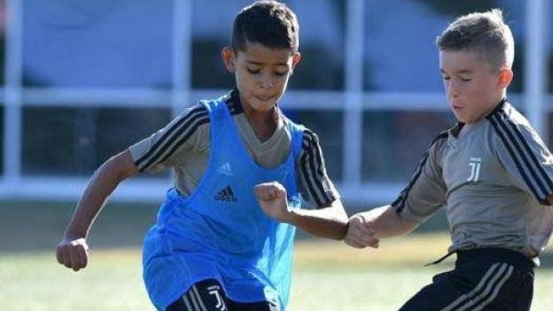 découvrez tout sur la vie familiale de cristiano ronaldo en 2025, y compris les nouveaux développements concernant ses enfants. suivez leur parcours, leurs passions et leur impact dans le monde du football et au-delà.