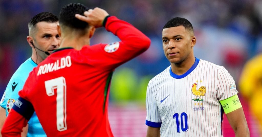 découvrez la rivalité fascinante entre deux légendes du football, kylian mbappé et cristiano ronaldo. analysez leurs parcours, leurs styles de jeu, et comment ils influencent le monde du football aujourd'hui.