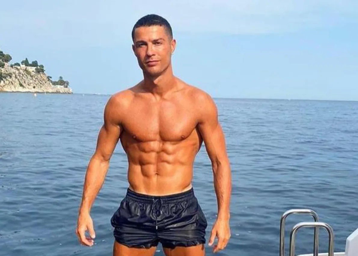 découvrez le physique impressionnant de cristiano ronaldo en 2025. analysez son entraînement, sa nutrition et ses secrets pour maintenir une forme athlétique exceptionnelle, même à un âge avancé.