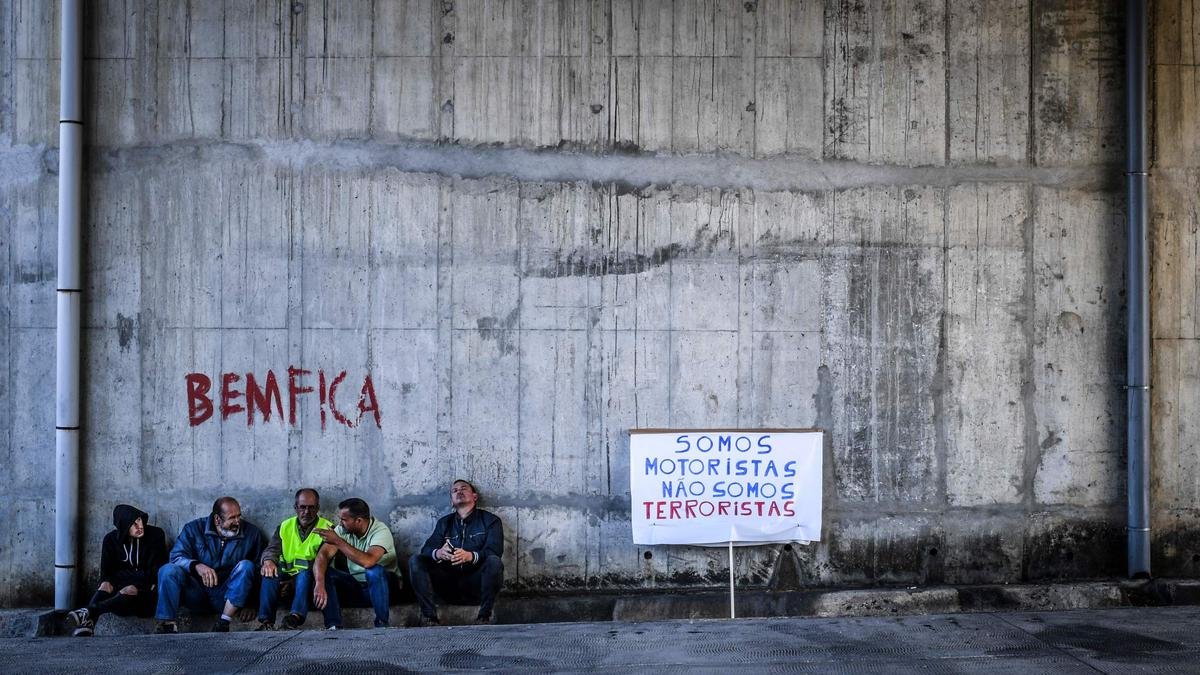 découvrez les tensions au portugal, un pays riche en culture et en histoire, où les défis politiques et sociaux actuels façonnent son avenir. informez-vous sur les causes, les enjeux et les perspectives à travers nos analyses approfondies.