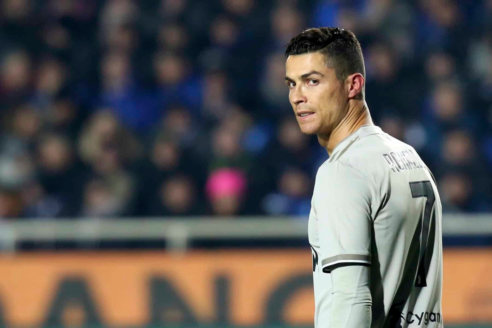 découvrez les défis et les revers de la légende du football cristiano ronaldo. explorez comment ses échecs ont façonné sa carrière et ont contribué à forger son immense détermination et sa résilience sur le terrain.
