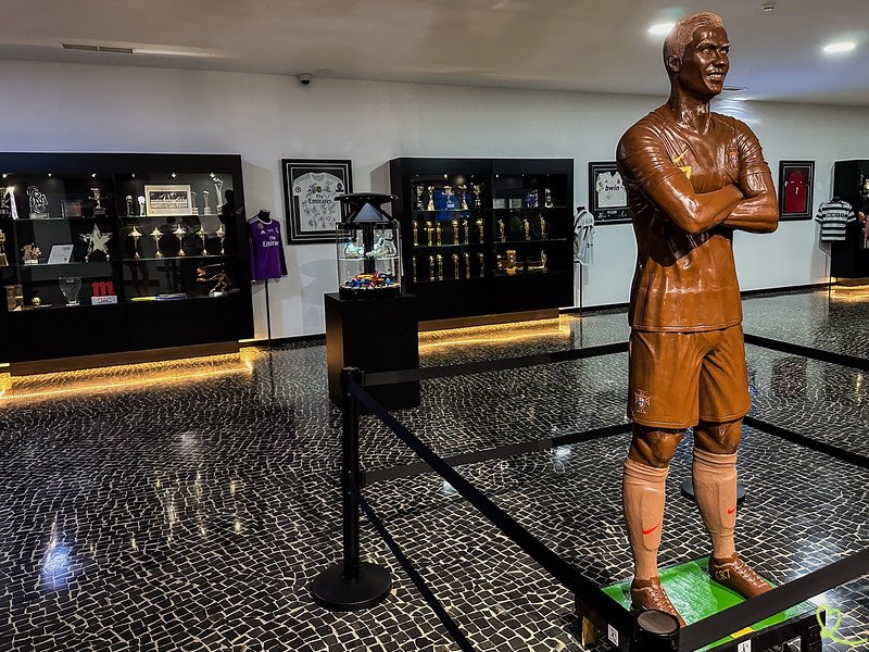 découvrez le musée cr7 à madère, un hommage fascinant à la carrière légendaire de cristiano ronaldo. explorez des trophées, des souvenirs et des expositions interactives qui retracent l'ascension de ce champion du football originaire de l'île. une expérience incontournable pour les fans de sport et les passionnés d'histoire.