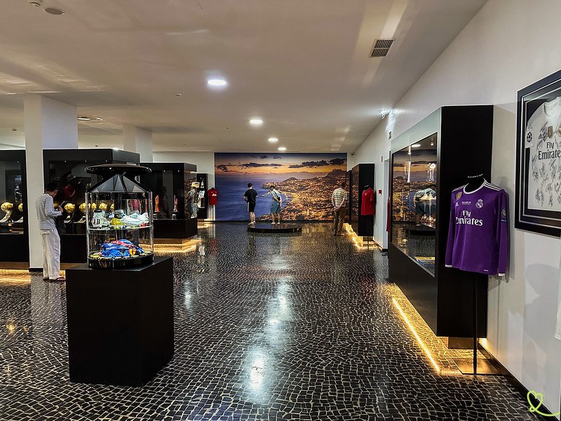 découvrez le musée cr7 à madère, un espace dédié à la légende du football cristiano ronaldo. explorez des expositions fascinantes, des trophées et des souvenirs qui retracent la carrière exceptionnelle de l'un des meilleurs joueurs de football de tous les temps.