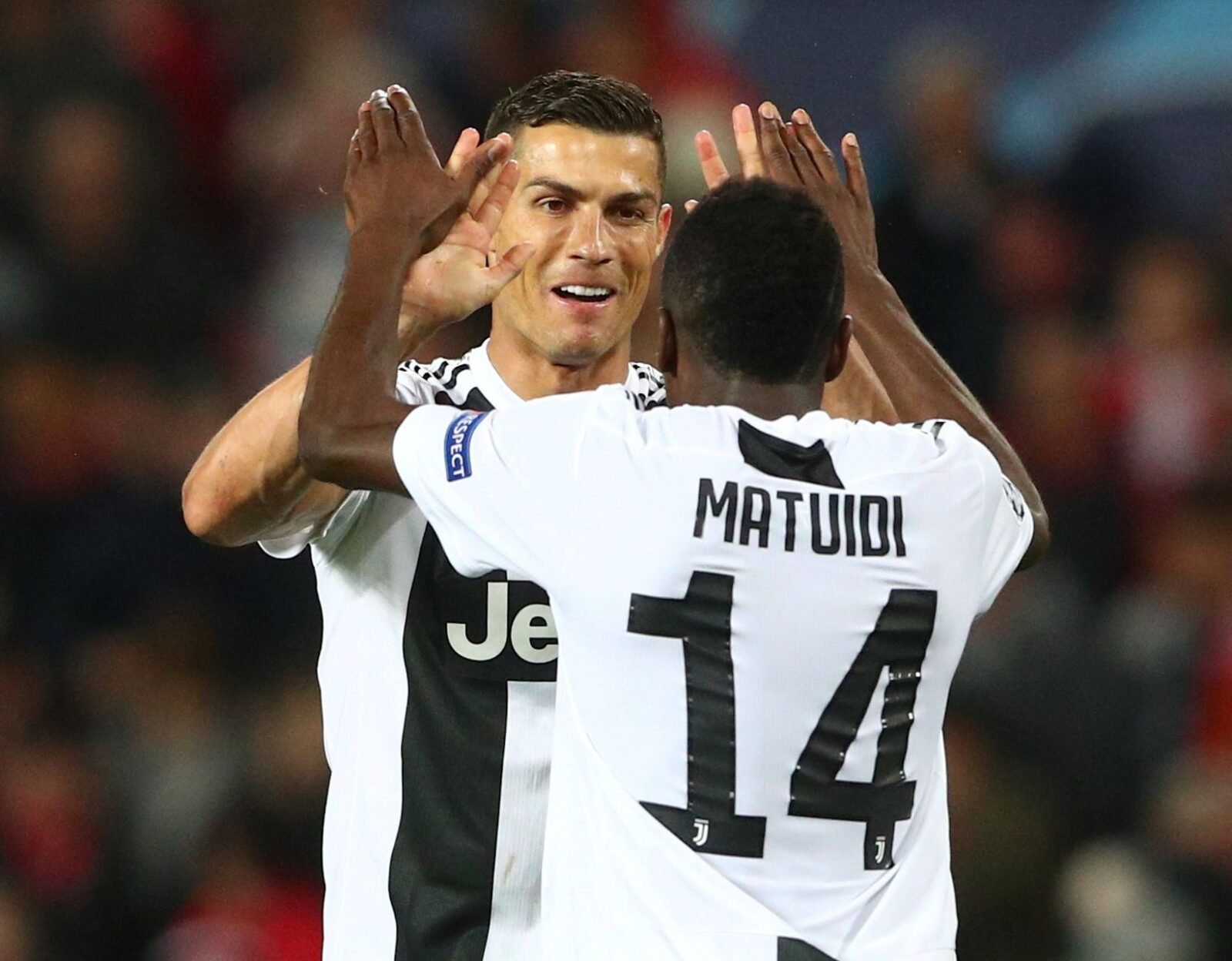 découvrez la complicité et l'alchimie entre blaise matuidi et cristiano ronaldo sur le terrain. revivez leurs moments forts, leurs passes décisives et l'impact de ces deux champions sur le succès de leur équipe. plongez dans l'univers du football avec ces deux légendes.
