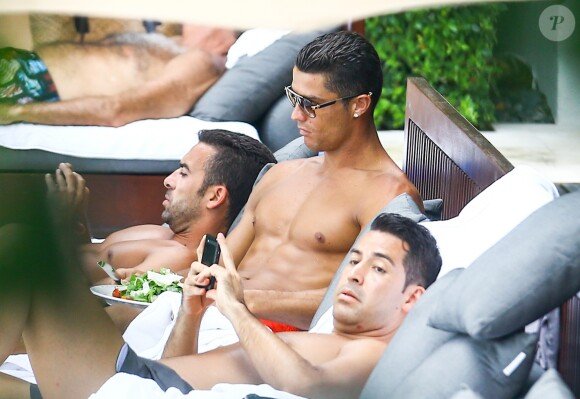 découvrez les dernières rumeurs autour de la romance inattendue entre cristiano ronaldo et billie eilish. plongez dans les détails fascinants de leur histoire et les spéculations qui enflamment les réseaux sociaux.