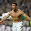 découvrez comment ronaldo est devenu un véritable héros du sport, grâce à ses exploits, sa détermination et son influence exceptionnelle dans le football mondial.