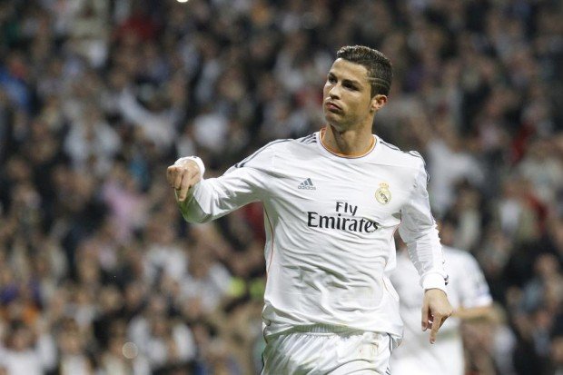 découvrez pourquoi cristiano ronaldo est considéré comme le meilleur joueur de football de tous les temps grâce à ses records, ses performances légendaires et son influence mondiale sur le sport.